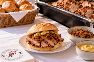 Spießbraten im Brötchen